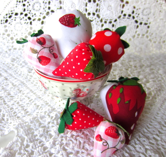 Deko Erdbeere aus Stoff in 5 Größen - Pdf-Datei Nähanleitung & Schnitt für Anfänger Kostenlose handmade with Love by firstloungeberlin