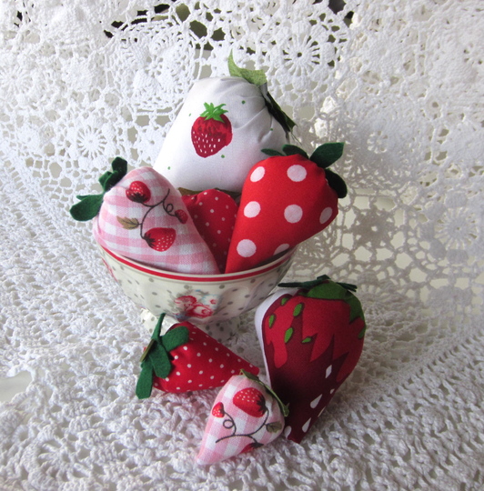 Deko Erdbeere aus Stoff in 5 Größen - Pdf-Datei Nähanleitung & Schnitt für Anfänger Kostenlose handmade with Love by firstloungeberlin