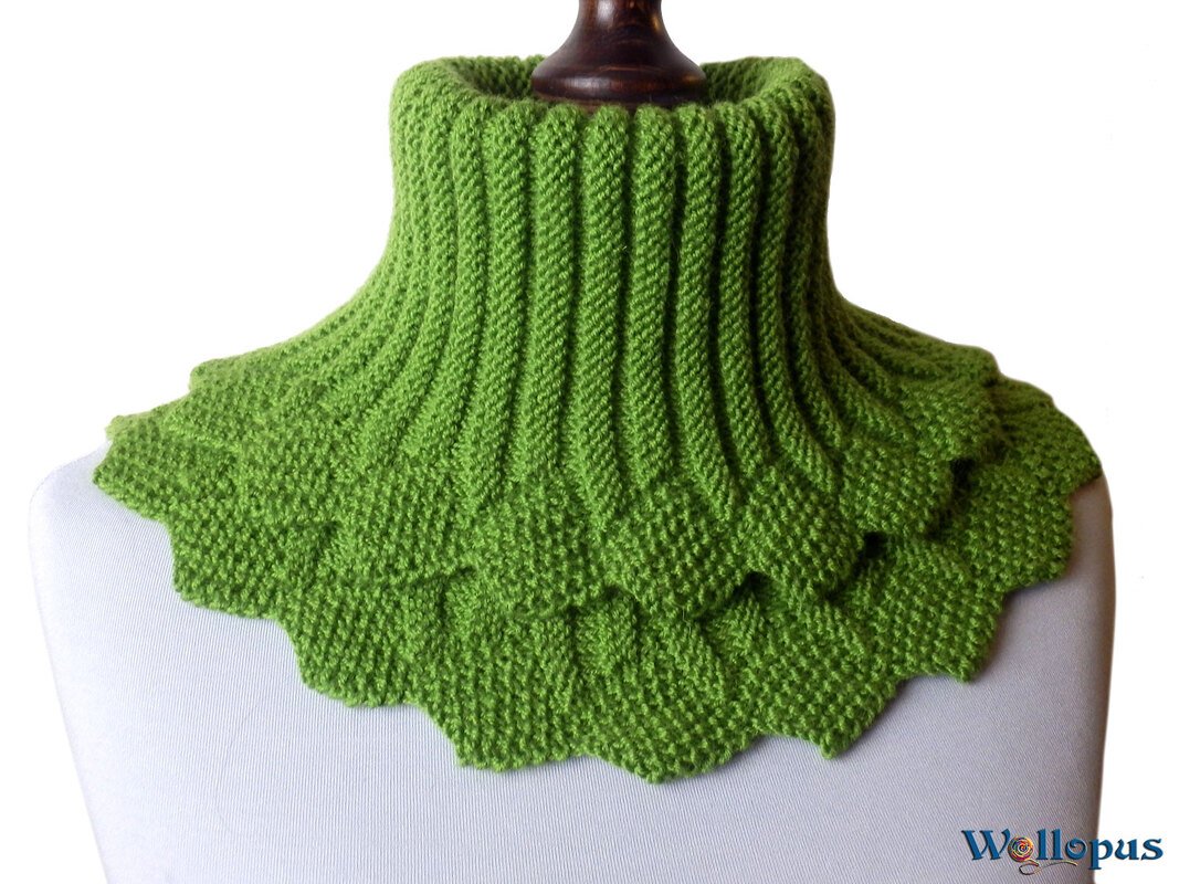 Grüner gestrickter Kragenschal mit hohem Rippenkragen und gezacktem Saum
