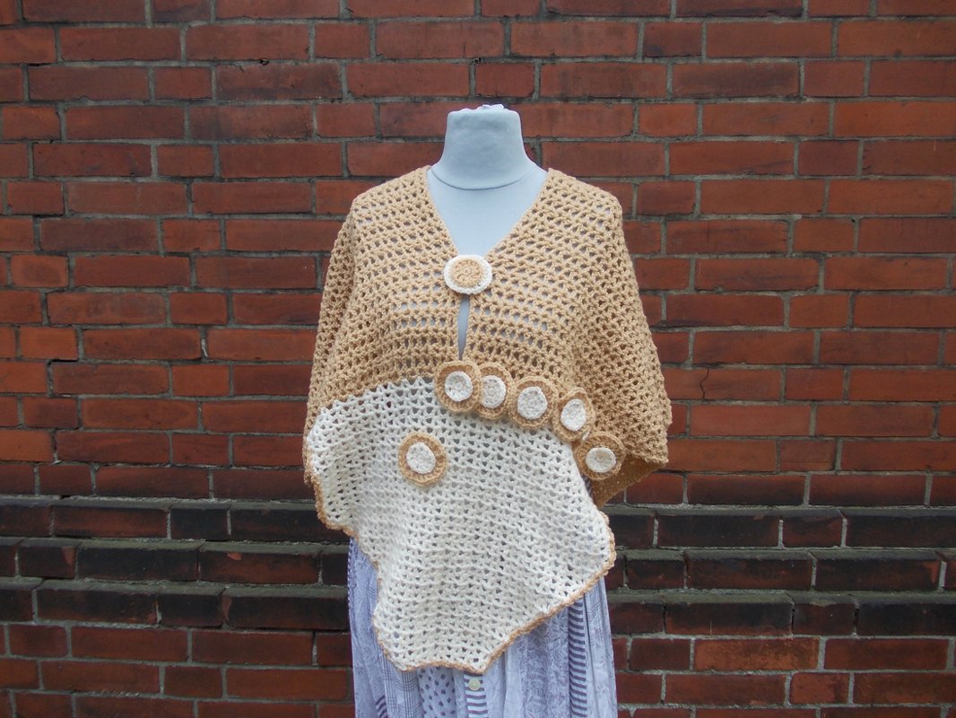 Poncho, Überwurf, Häkelumhang mit Häkelblumen, LFMC004, Magic Crochet, one size, Häkelanleitung, Tragevarianten siehe Bilder - Bild 16