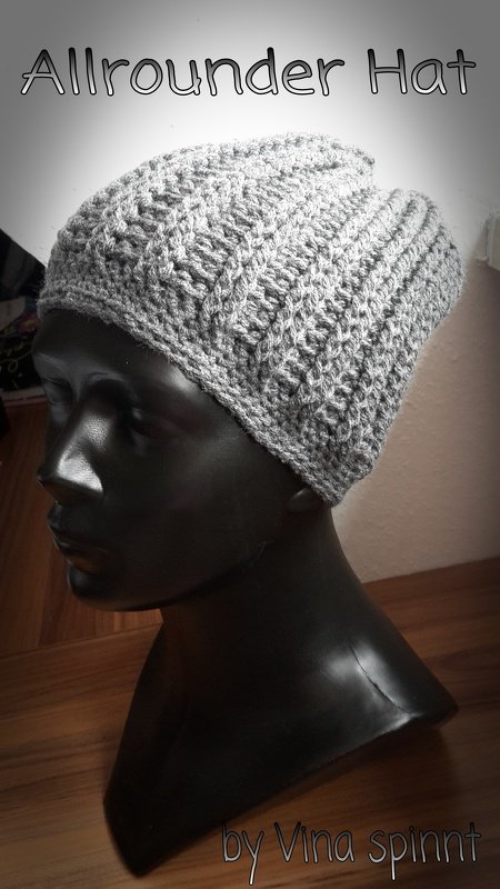 Gehäkelte graue Mütze mit Strukturmuster auf schwarzer Schaufensterpuppe, Seitenansicht