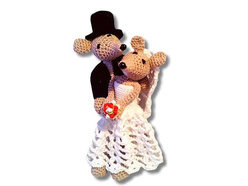 Gehäkeltes Hochzeitspaar: zwei Mäuse, Bräutigam mit Zylinder, Braut im weißen Kleid mit Blumenstrauß