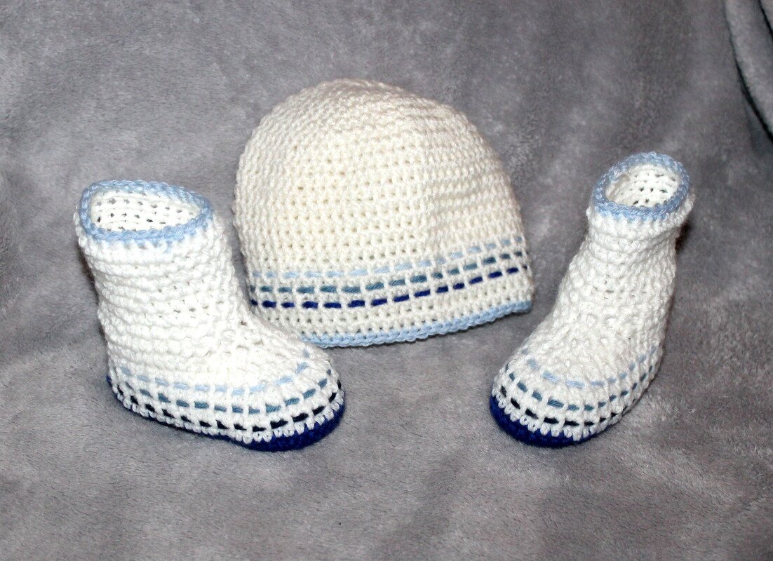 Häkelset für die kleinsten Stiefelchen und passende Mütze in verschiedenen Größen