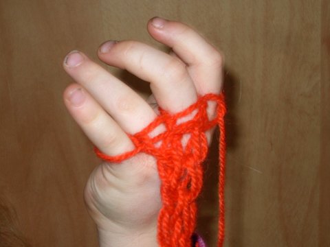Fingerstricken, Stricken ohne Nadel: Technik besonders für Kinder geeignet
