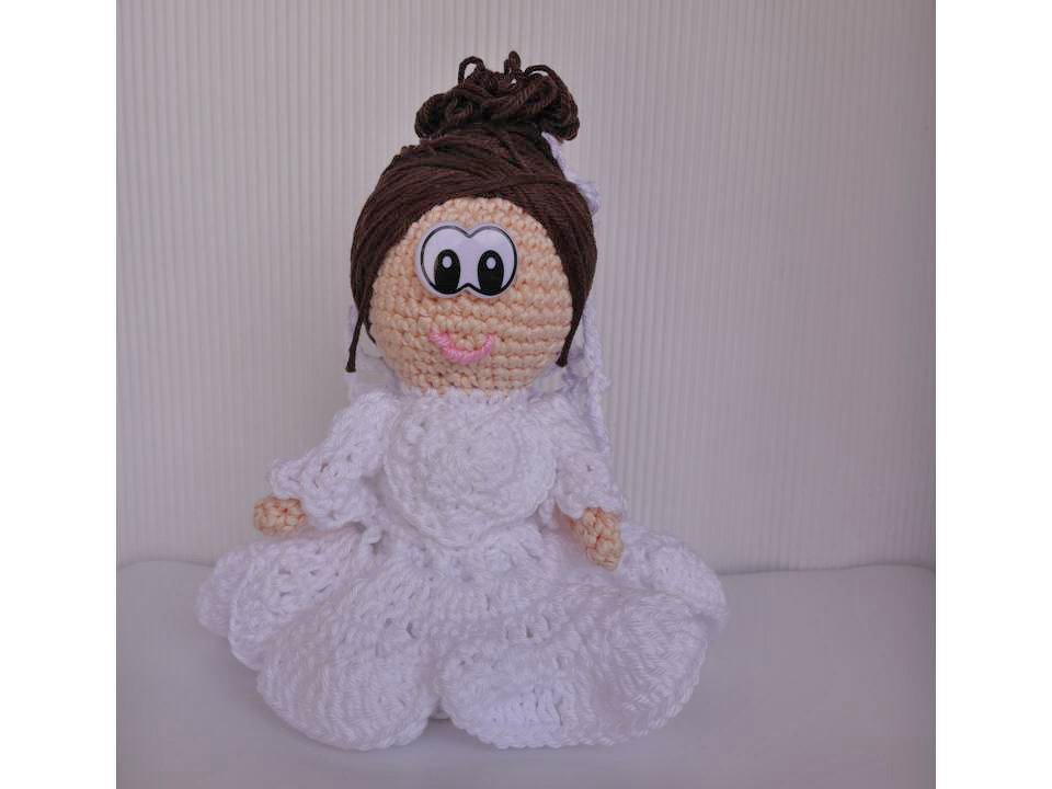 Gehäkelte Amigurumi‑Braut mit weißem Kleid und brauner Hochsteckfrisur
