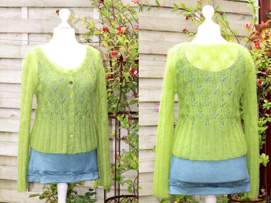 Vorder- und Rückansicht einer limettengrünen Damen-Strickjacke auf einer Schaufensterpuppe, Ajourmuster, Knopfleiste und Rippenbund sichtbar