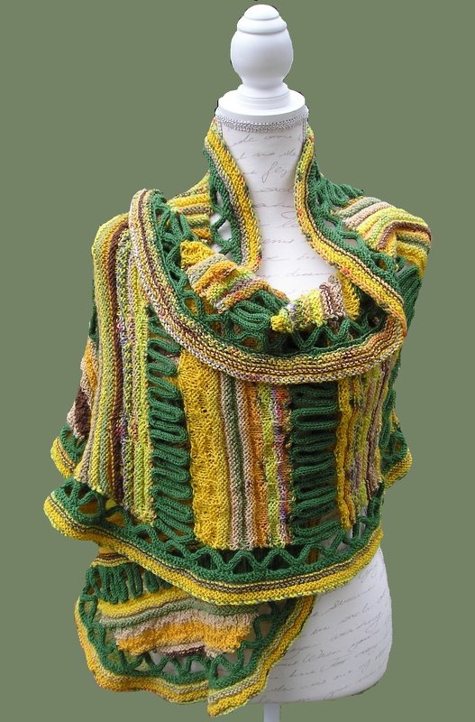 Mehrfarbiger gestrickter Schal mit offener Zierkante auf Schneiderpuppe