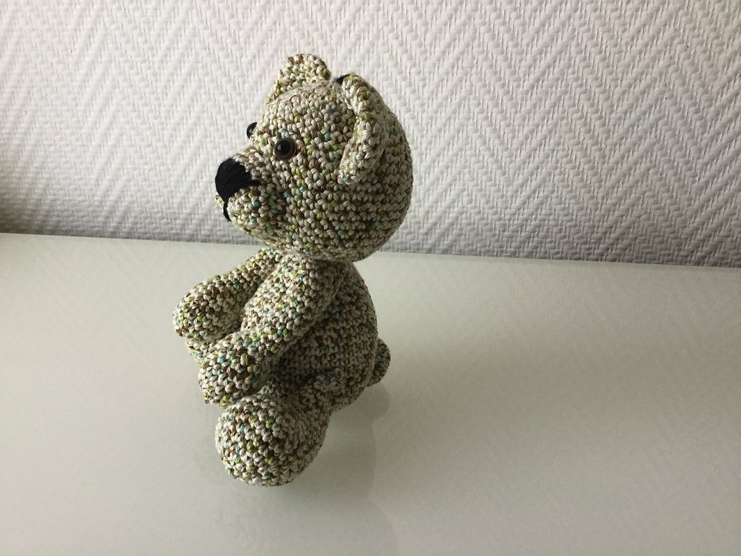 Gehäkelter sitzender Amigurumi-Teddybär aus meliertem Garn