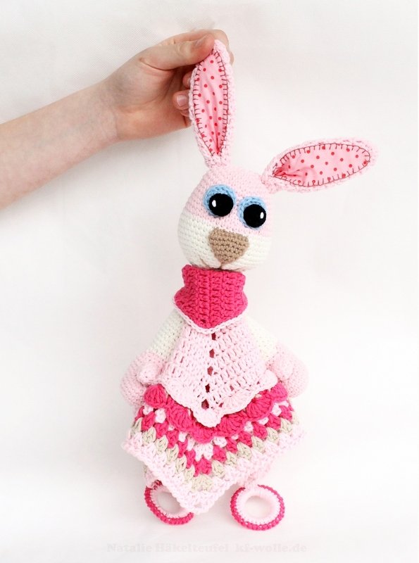 Rosafarbener gehäkelter Amigurumi-Hase mit Spitzenkleid und gefütterten Ohren