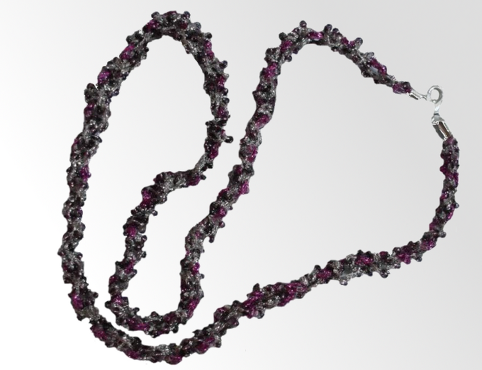 Gehäkelte Perlenkette grau und lila mit Metallkarabiner