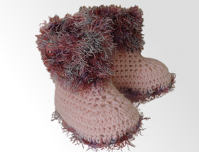 Gehäkelte Babyschuhe mit kontrastierendem flauschigem Rand