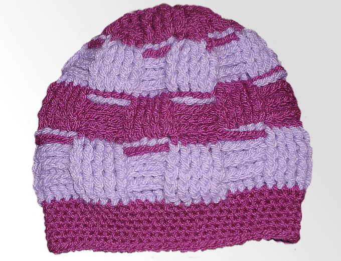 Gehäkelte Damenmütze in Lila und Pink mit Flecht- und Reliefmuster, gerippter Bund