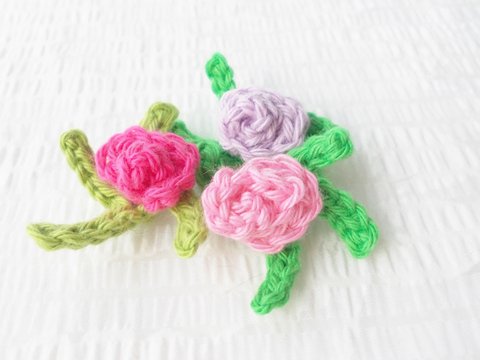 Mini-Rosen, winzige Häkel-Rosen mit kleinen Blattstielen, für Anfänger super geeignet, Streudeko, Blumenzauber, Rosenzauber aus Wollresten