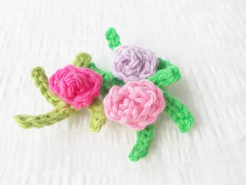 Mini-Rosen, winzige Häkel-Rosen mit kleinen Blattstielen, für Anfänger super geeignet, Streudeko, Blumenzauber, Rosenzauber aus Wollresten