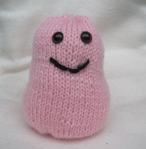 Rosa Amigurumi, glatt rechts gestrickt, mit Sicherheitsaugen und gesticktem Lächeln