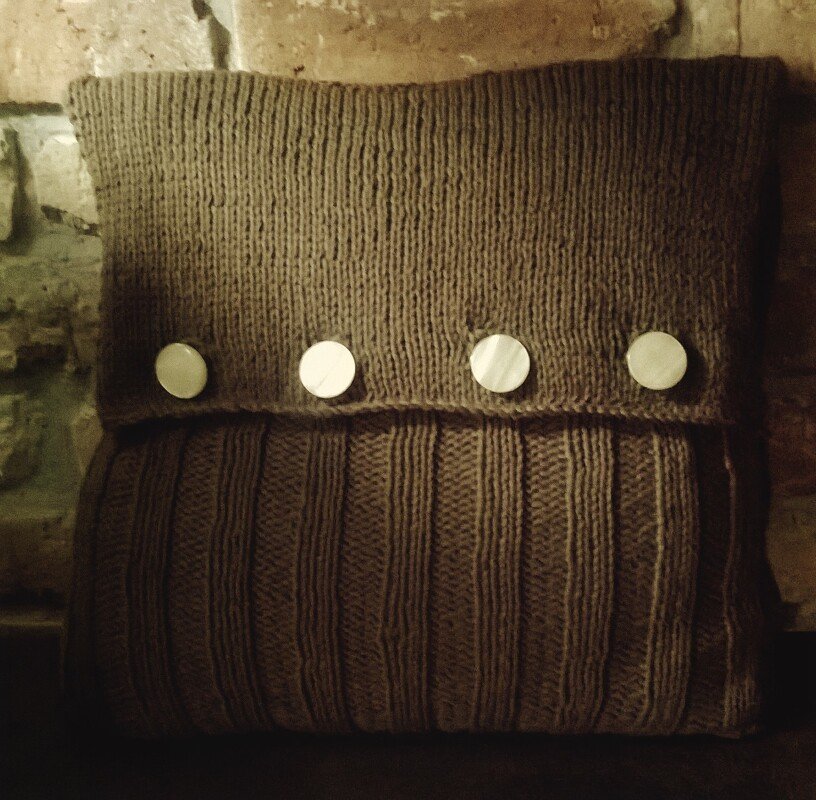 Strickanleitung für ein kuschliges Sofa-Kissen mit Knöpfen im Landhauslook