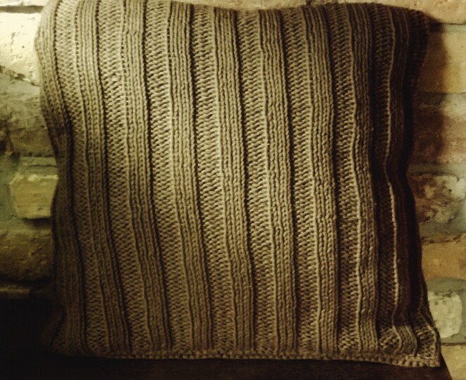 Strickanleitung für ein kuschliges Sofa-Kissen mit Knöpfen im Landhauslook