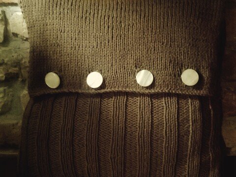 Strickanleitung für ein kuschliges Sofa-Kissen mit Knöpfen im Landhauslook