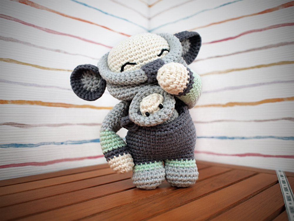 Gehäkelte Elefantenmutter mit Baby, grau und mint Amigurumi