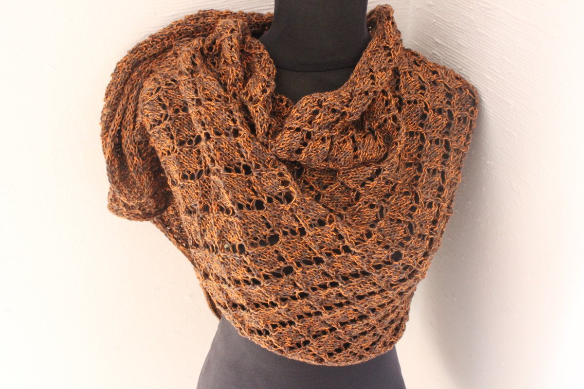 Braun-meliertes gestricktes Spitzentuch mit offenem Lochmuster, locker um eine schwarze Schneiderpuppe gelegt