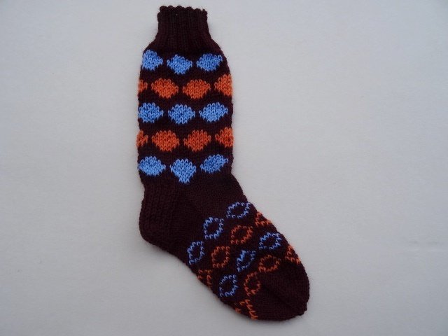 Dunkelbraune gestrickte Damensocke mit blauen und orangen Herzen und geripptem Schaft