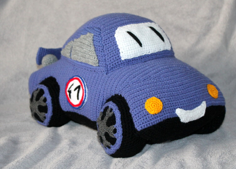 Crochet a Sports Car – a race car with spoiler and spoked wheels (EN & DE)
