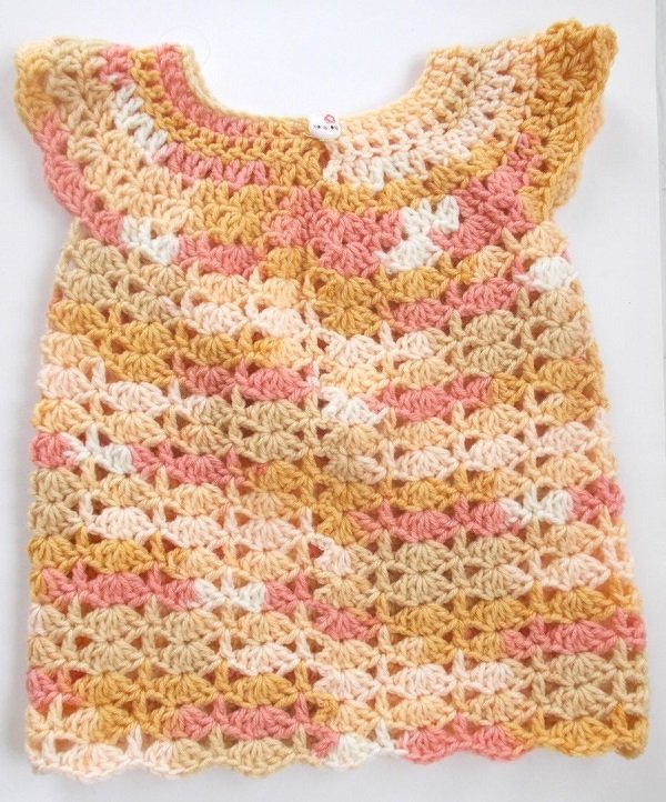 Gehäkeltes Babykleid in Creme, Apricot und Rosa mit Muschelmuster