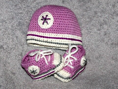 Neugeborenen Set Sneaker Socken und Mütze Häkelanleitung