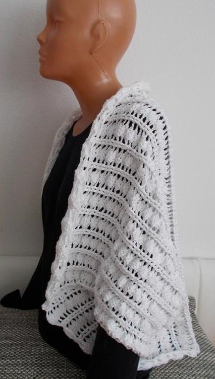 Weiße gehäkelte Kurzjacke mit abwechselnden Lochreihen und gewelltem Saum an Mannequin