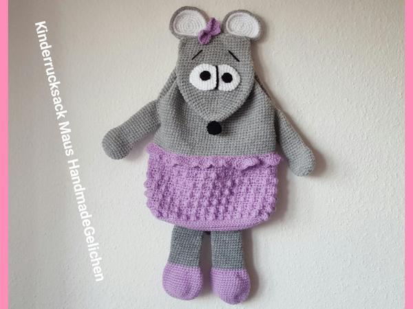 Gehäkelter Kinderrucksack in Mausform, grau mit lila Details und großer Schleife