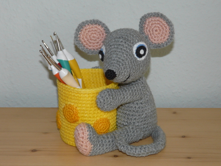 Häkelanleitung Babsi die Maus mit ihrem Käse Stiftebecher