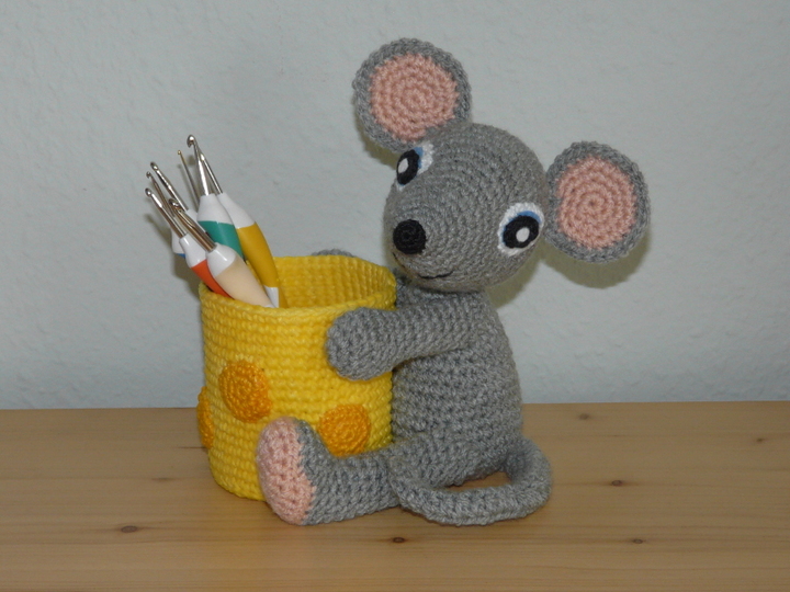 Häkelanleitung Babsi die Maus mit ihrem Käse Stiftebecher