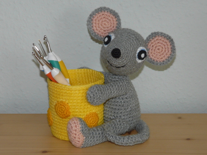 Häkelanleitung Babsi die Maus mit ihrem Käse Stiftebecher