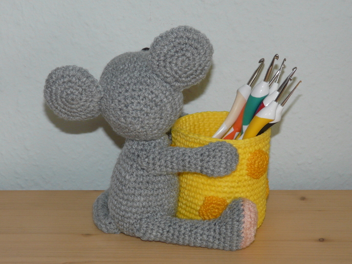 Häkelanleitung Babsi die Maus mit ihrem Käse Stiftebecher
