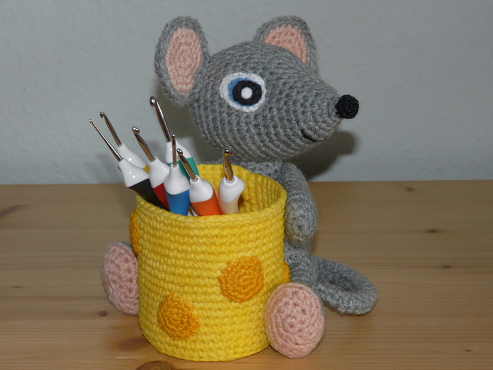 Häkelanleitung Babsi die Maus mit ihrem Käse Stiftebecher