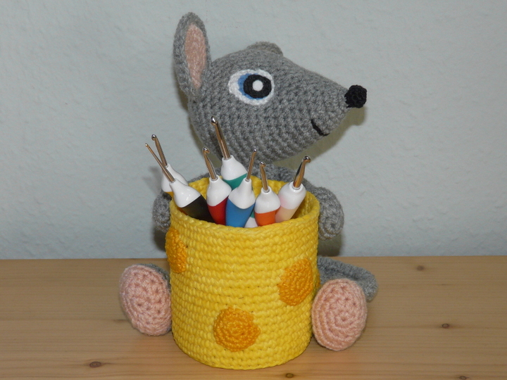 Häkelanleitung Babsi die Maus mit ihrem Käse Stiftebecher