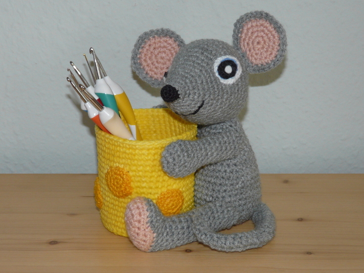 Häkelanleitung Babsi die Maus mit ihrem Käse Stiftebecher