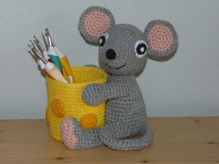 Häkelanleitung Babsi die Maus mit ihrem Käse Stiftebecher
