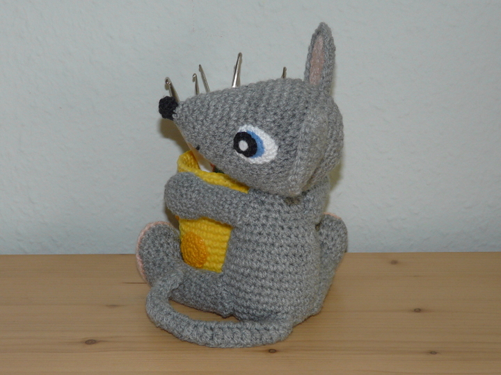 Häkelanleitung Babsi die Maus mit ihrem Käse Stiftebecher