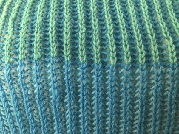 Knitting pattern for a raglan sweater