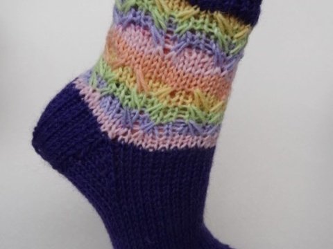 Strickanleitung Socken mit Frühlingsbeetmuster Gr. 37