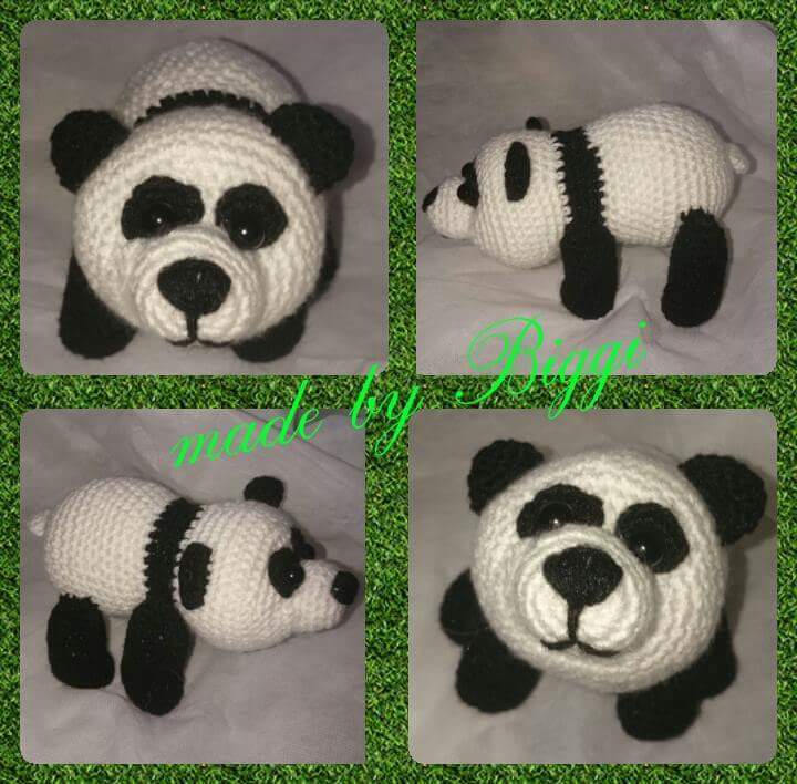 Vier Ansichten eines handgehäkelten Panda-Amigurumi in Schwarz und Weiß.