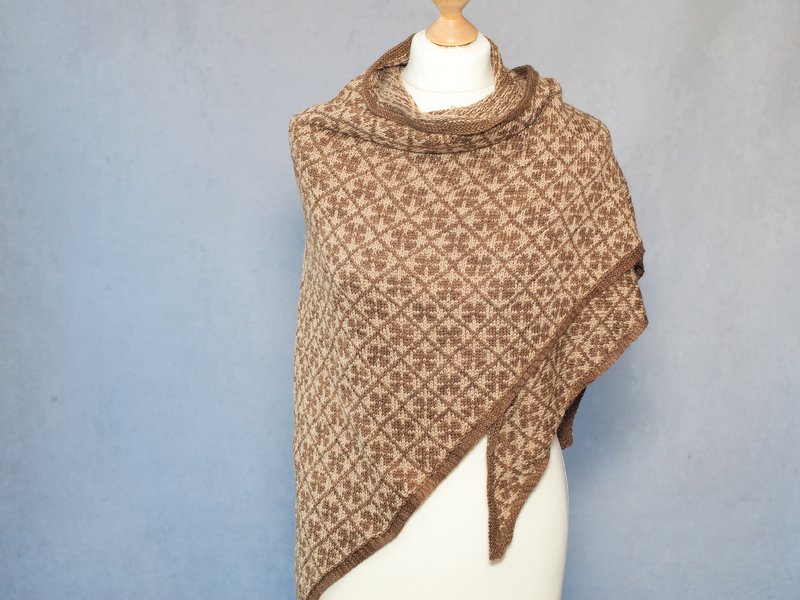 Dreieckstuch auf Schaufensterpuppe in Braun und Beige mit geometrischem Allovermuster und kontrastierender Kante