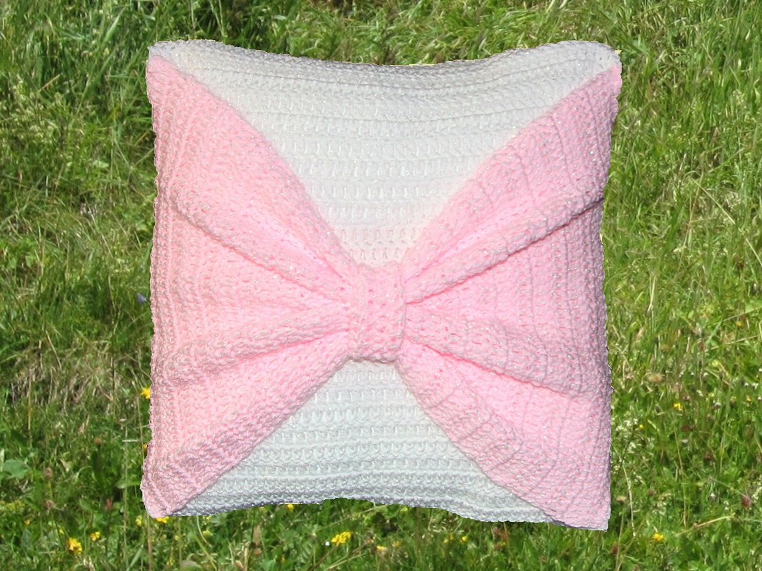 Quadratischer gehäkelter Kissenbezug weiß mit großer rosa Schleife