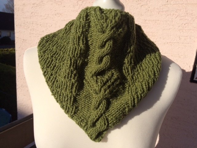 Olivgrüner gestrickter Kragenschal mit Zopfmuster auf Mannequin