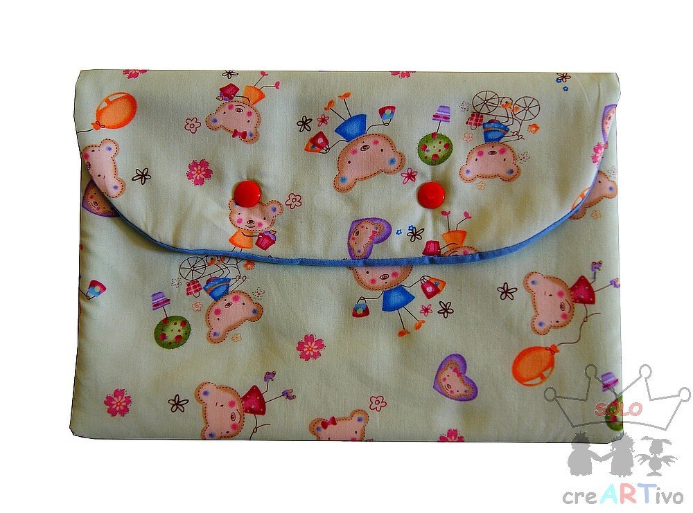 Hellgrüne Stofftasche mit Bärchen-, Ballon- und Blumenmuster und roten Druckknöpfen