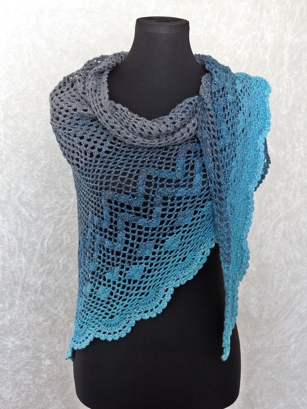 Gehäkeltes Dreieckstuch in Grau und Türkis mit Spitzenmuster auf einer schwarzen Schneiderpuppe drapiert