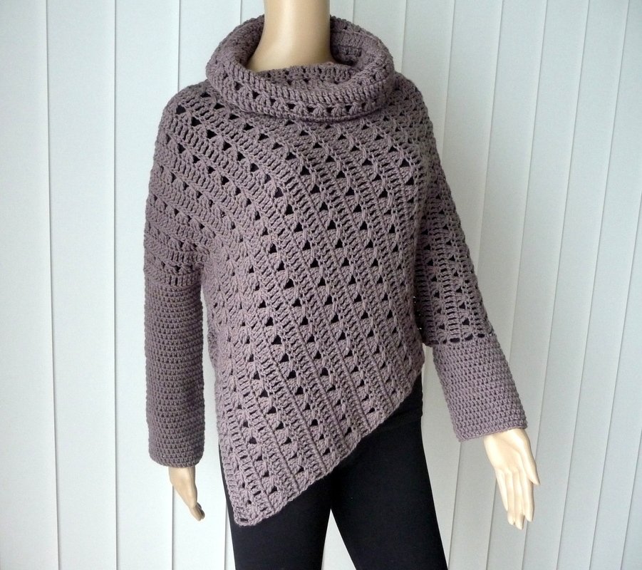 Asymmetrischer gehäkelter Damenponcho mit Rollkragen in zartem Mauve auf Schaufensterpuppe