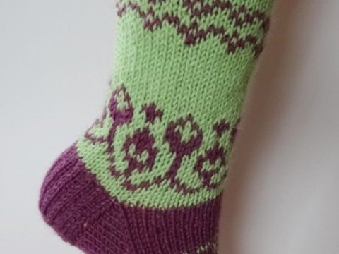 Strickanleitung für Socken mit Knospenmuster in Gr. 38/39