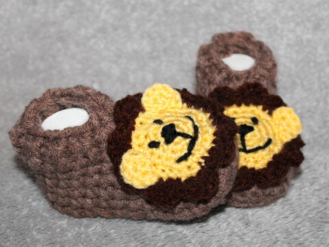 Löwensöckchen häkeln – Babysocken mit Löwenkopf in drei Größen (DE & EN)
